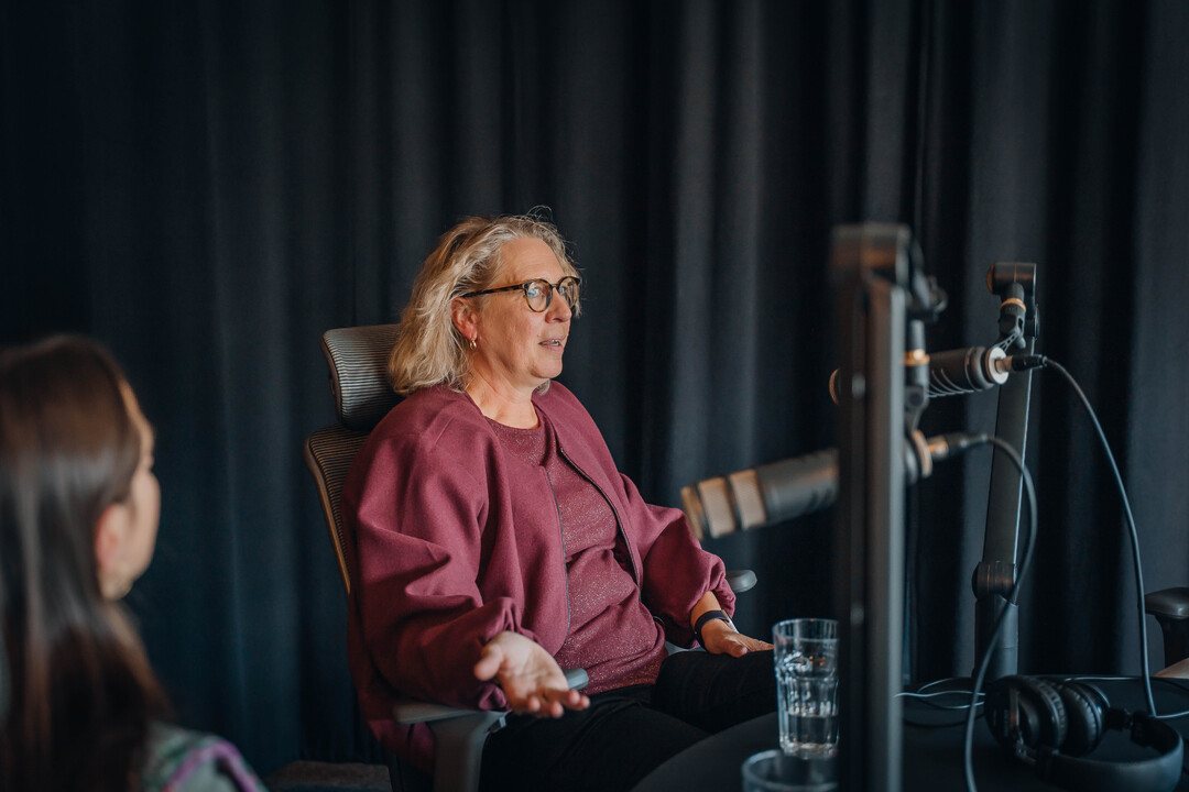 Margreet Mulder van Expertis in gesprek met Lotte Steen en Wouter Delken voor podcast De Kennisbasis over wat echt werkt in het basisonderwijs