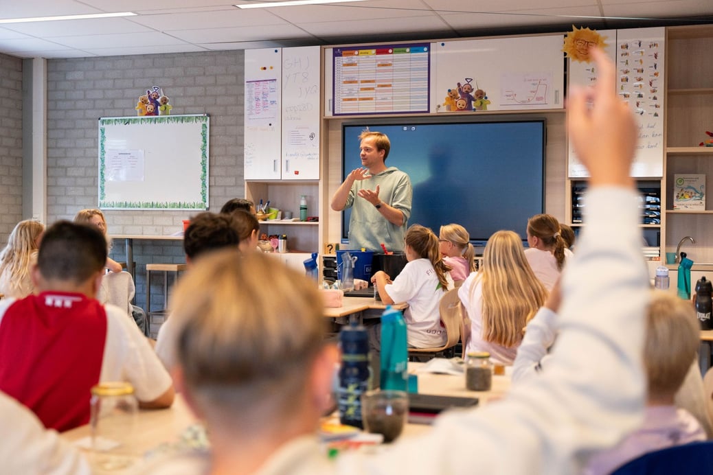 leerkracht wakkert nieuwsgierigheid leerlingen aan bij wereldorientatie