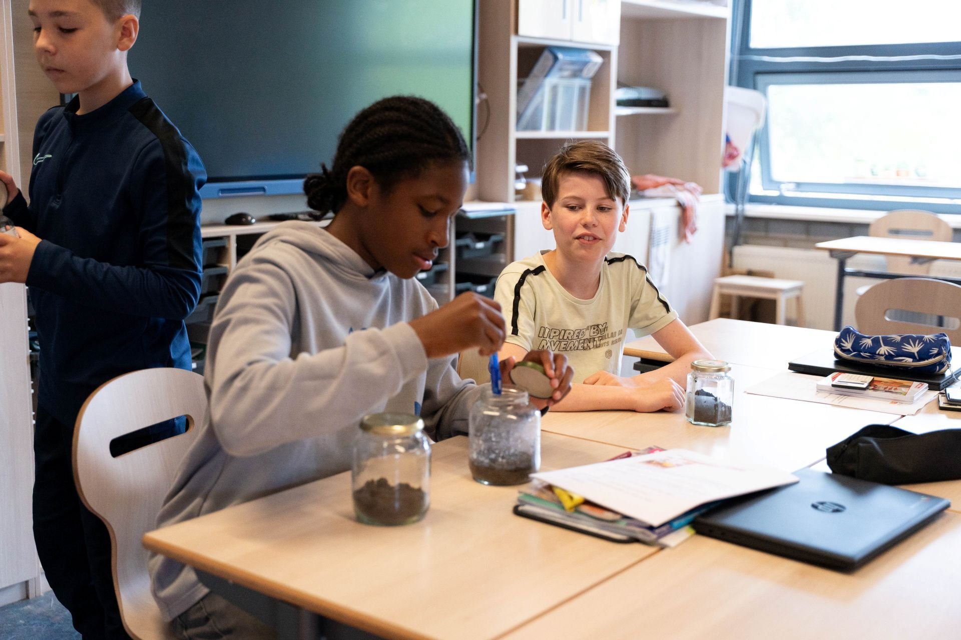 leerlingen doen experiment bij wereldorientatie